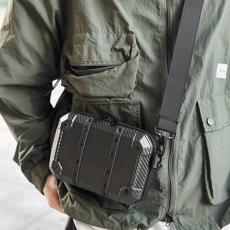 Luxury Brand Designer Bag Carbon Fiber Small Square Bag With Rivets, Box Bag, 2025 New Model, Wide Shoulder Strap, Crossbody, Hard Shell, Structured B