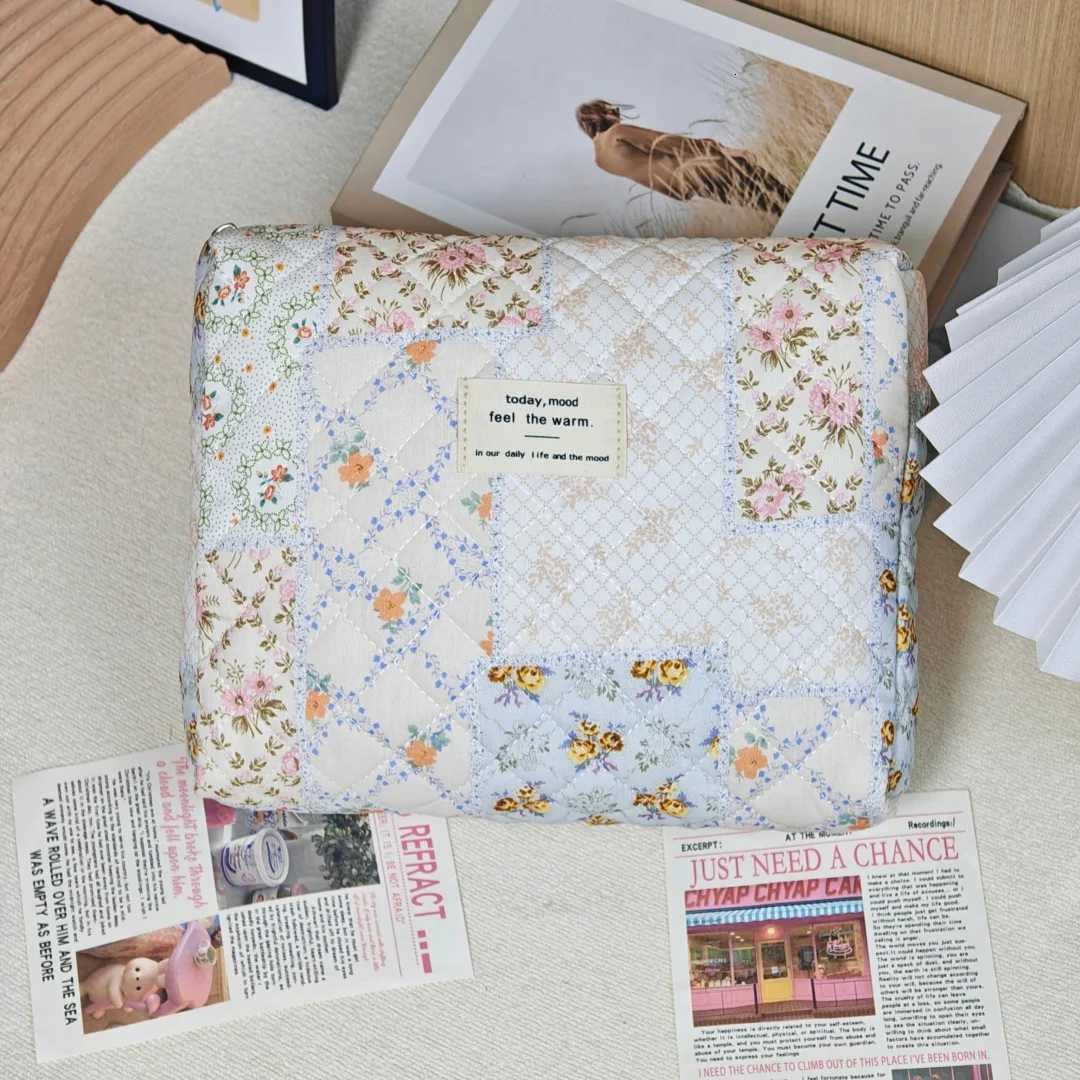 Exquisite floral pattern zipper design makeup bag for travel convenient for carrying daily essentials. Y250808