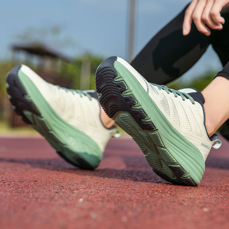 Men's new spring summer lightweight mesh breathable running shoes; couple's comfortable cushioning and height-increasing sports for women�