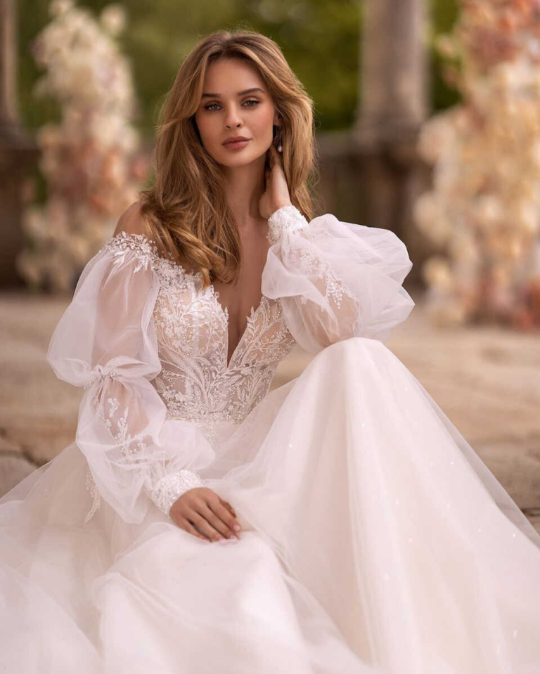Illusion Wedding Dresses Sweetheart Backless Appliques Long Sleeve Sweep Train Bridal Gown Vestido De Noiva Customized