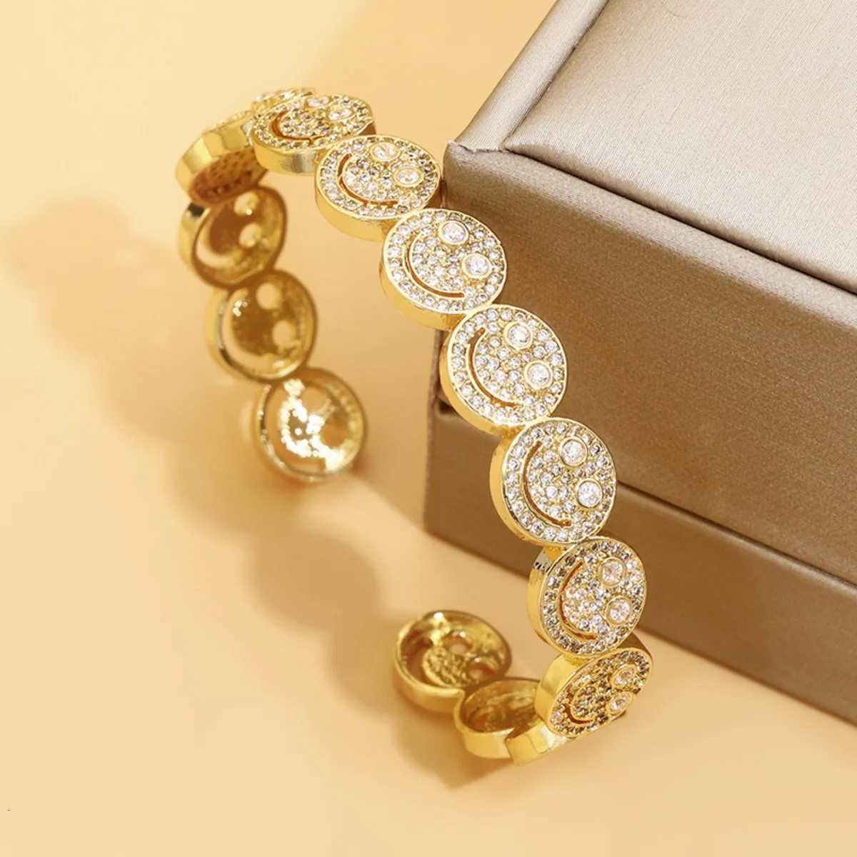 2025 New Simple Smile Bracelet Copper Gold Plated Cubic Zirconia Round Smile Cuff Bracelet Womens Classic Party Gift Z250807