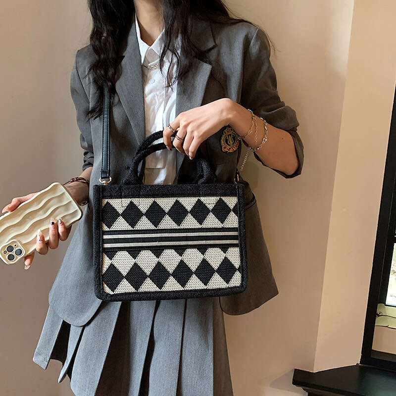Black and White Checkerboard Large Tote Capacity Handheld Tote bags for Women New Simple Trendy Luxury Designer Fashion Commuting Shoulder Bag