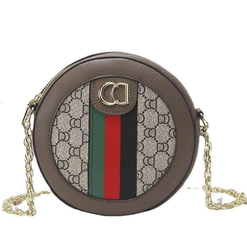 Stylish Compact Lady Bag Featuring Swappable Chain Accents Suitable for Multiple Outings