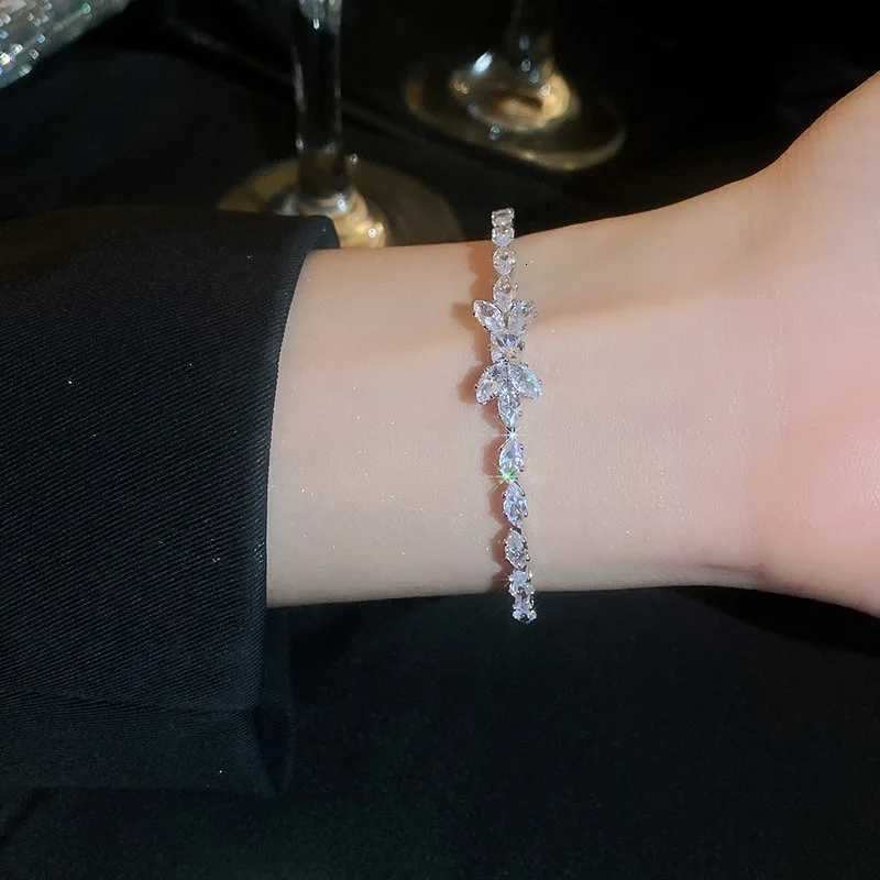 igh Luxury Zircon Bow Open Bracelet with High-end and Fashionable Temperament Niche Geometric Jewelry for Women Z250807