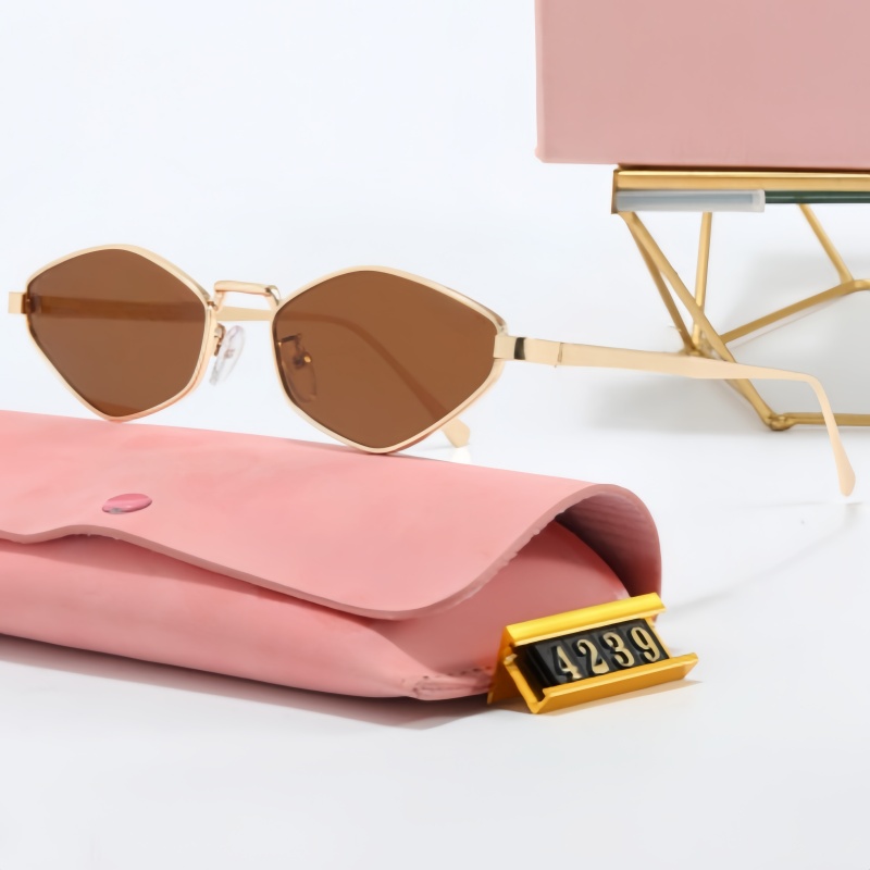 New fashion glasses top designer sunshade glasses letter outdoor leisure beach glasses couple anti radiation and uv Sunglasses with box 4239