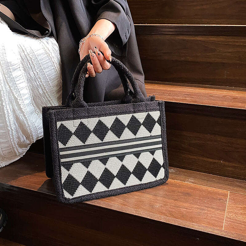 Black and White Checkerboard Large Tote Capacity Handheld Tote bags for Women New Simple Trendy Luxury Designer Fashion Commuting Shoulder Bag