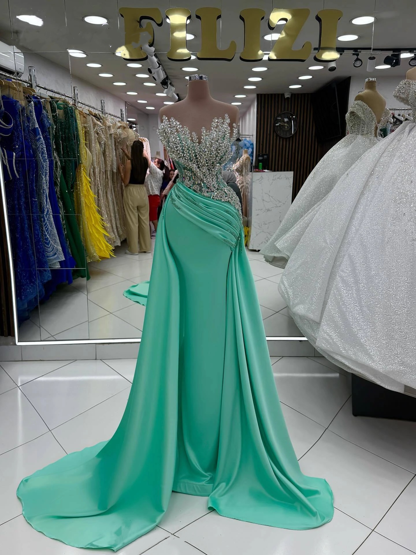 Fashion Crystal Evening Dresses Strapless Prom Gowns with Detachable Train Sequins Sleeveless Customized Party Vestidos De Noche Plus Size