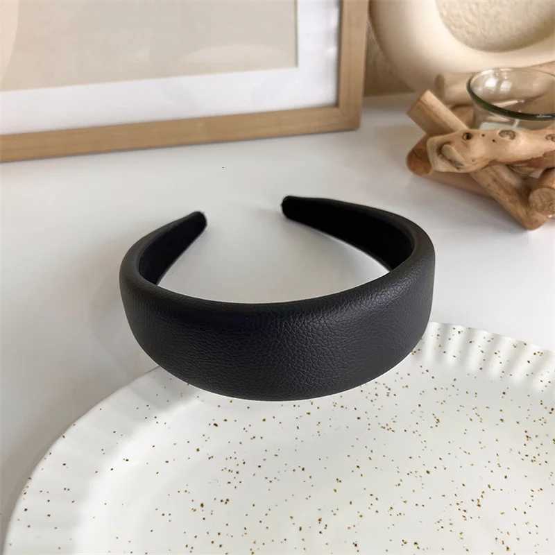 Winter Solid Veet Bezel Wen Girl Broadside Hair Bands Pearl Cross Band Hair Hoop Fashion Black Leather Braided Hair Y250808