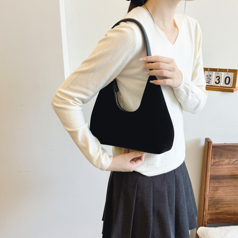 Chic and Practical Underarm Shoulder Bag Ideal for Daily Carrying