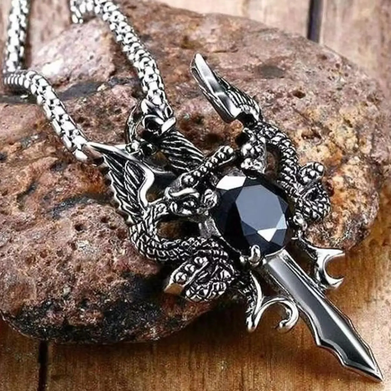 1 Gothic Style Womens Ancient Silvercolor Evil Dragon Gem Pendant Necklace Personalized Fashion Street Sweater Chain Jewelry 250808