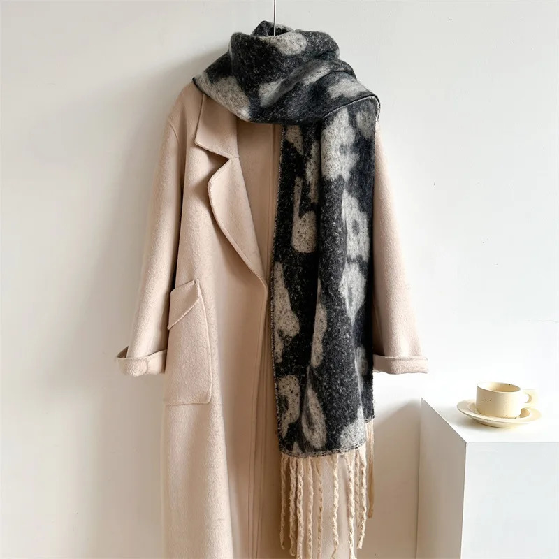 Autumn Winter Cashmere Scarf Men Women Thickened Warm Elegant Neckerchief Leopard Print Soft Long Tassel Scarves 250807