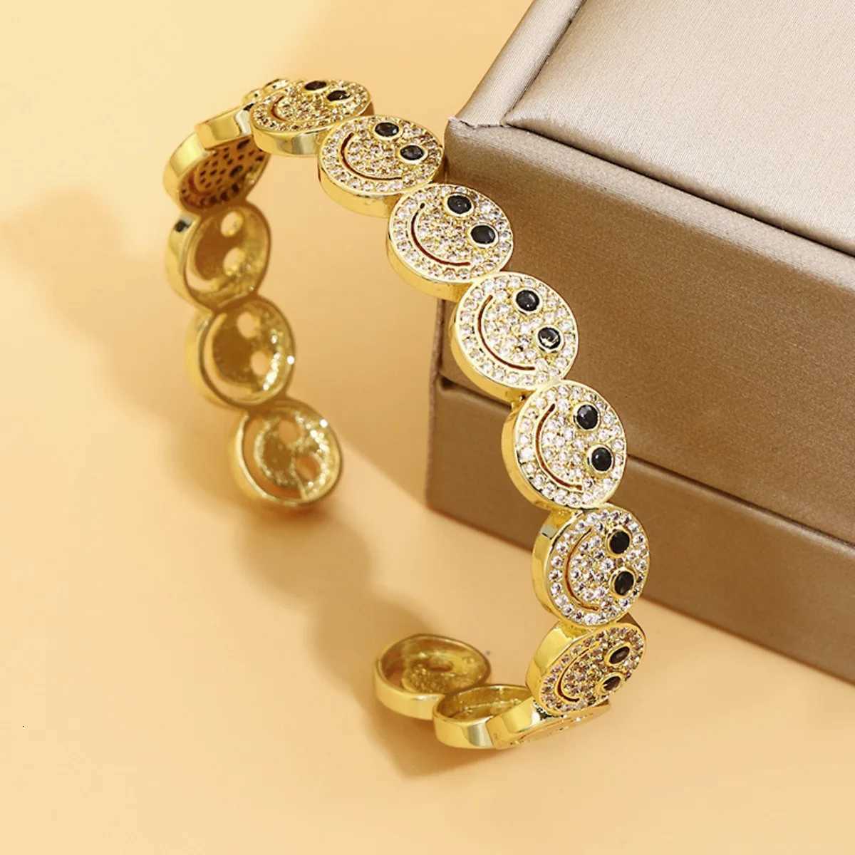 2025 New Simple Smile Bracelet Copper Gold Plated Cubic Zirconia Round Smile Cuff Bracelet Womens Classic Party Gift Z250807