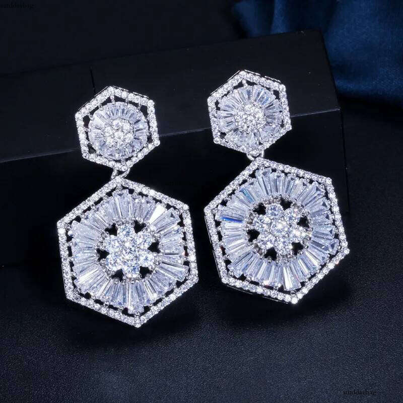 2025 Sparkling Gorgeous Dangle Earrings Jewelry Sterling Sier T Princess Cut White Lab Moissanite Dia Party Noble Banquet Women Drop Earring Gift