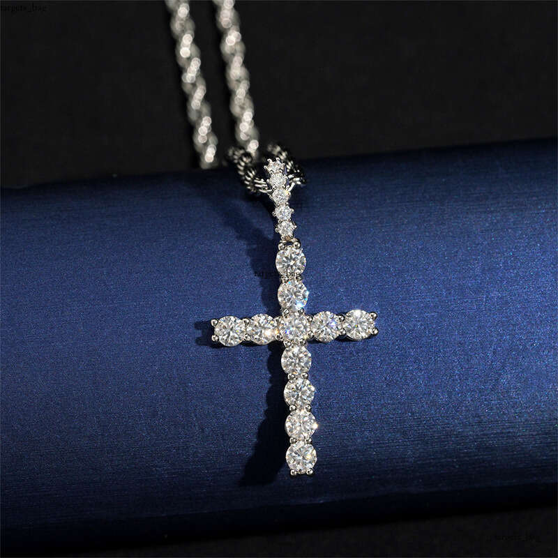 Ins Hip-Hop Personality Iced Out VVS Cross Full Inlaid D Color Moissanite Necklace Pendant