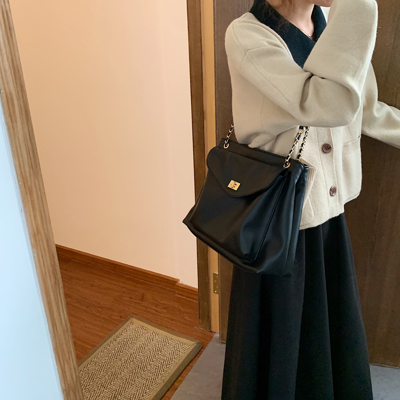 2025 fashion Autumn New Korean Minimalist Style Fashionable Niche Design Large Capacity Retro Women's Crossbody Bag Autumn New Designer Bag New W