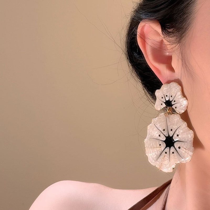Steel Needle Oil Drop Ginkgo Flower Pendant Ethnic Style Studs Unique Niche Design Sense Earrings for Women - view 4