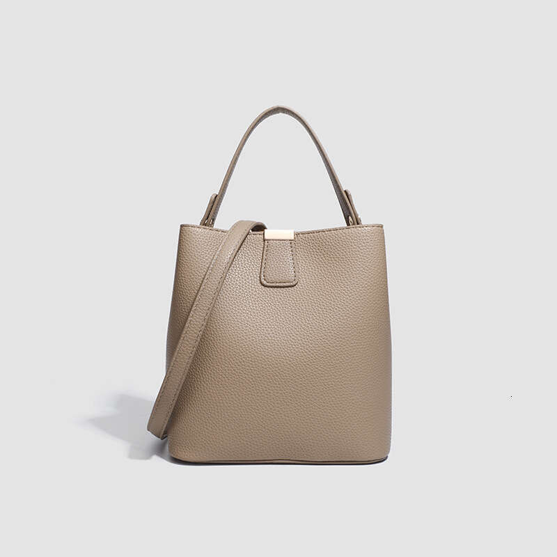 2025 New Women's Bucket Bag Large Capacity Genuine Leather Versatile Shoulder Commuter Handbag