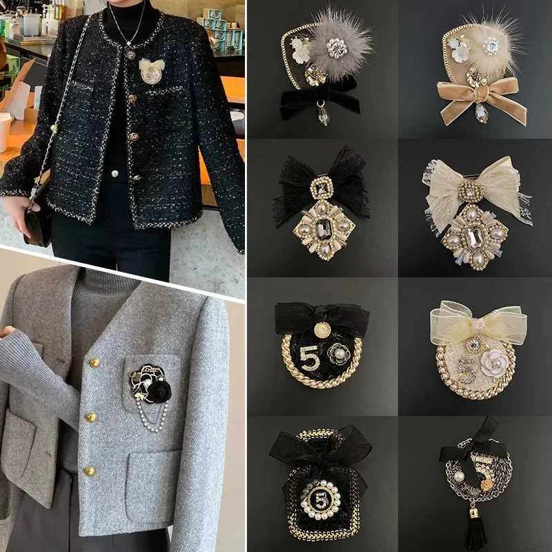 Korean Rhinestone Pearl Bow Brooches for Women Fabric Flower Badge High-end Fixed Clothing Lapel Pins Fashion Jewelry Gifts Y250809