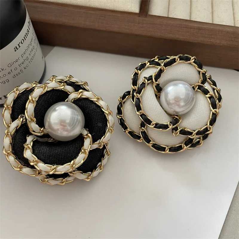 luxury designer jewelry Flower Camellia brooches pearl pin coat accessories brooches for womens clothing Y250809