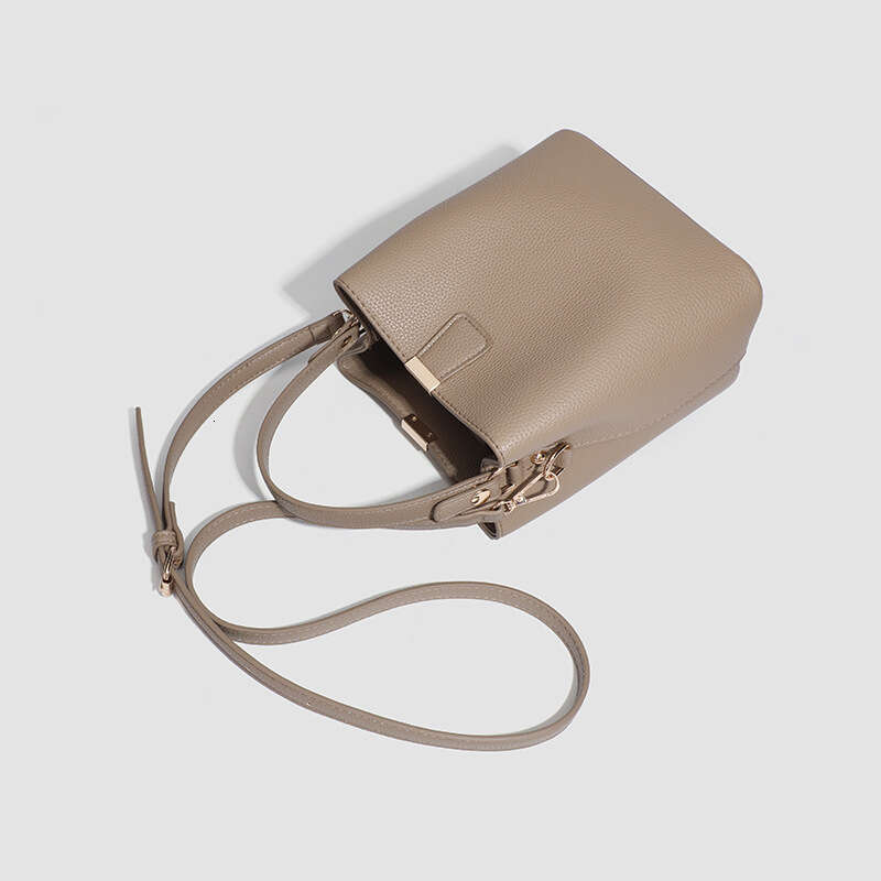 2025 New Women's Bucket Bag Large Capacity Genuine Leather Versatile Shoulder Commuter Handbag