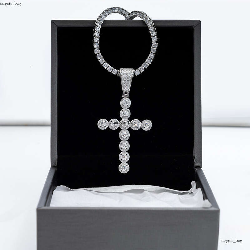 Hip-Hop Jewelry Hot-Selling Iced Out VVS Inlaid D Color Moissanite Cross Pendant