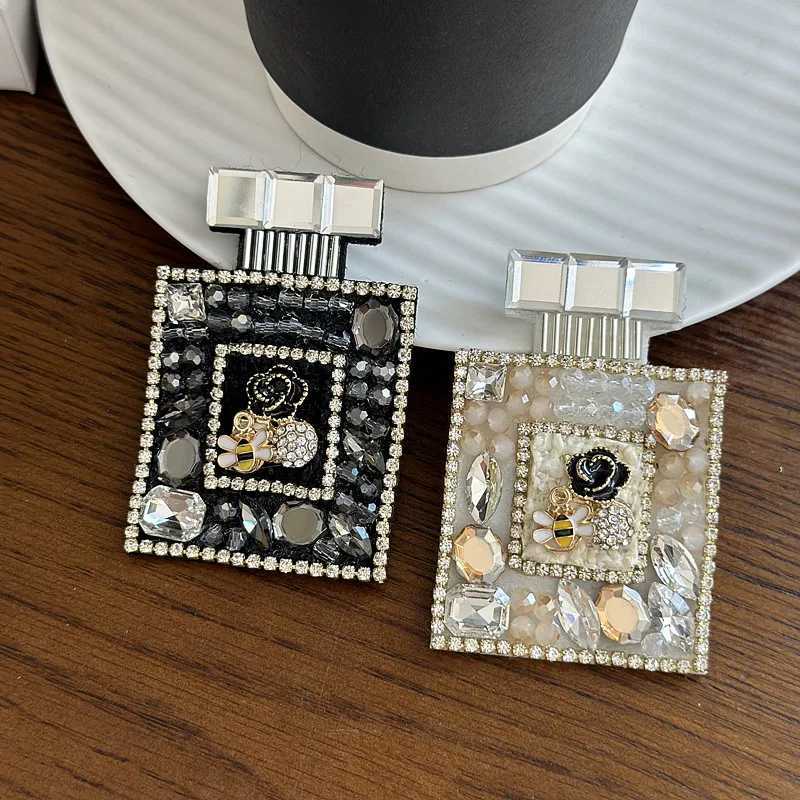 Vintage Perfume Bottle Camellia Brooch Pins for Women High-end Rhinestone Crystal Flower Badge Elegant Jewelry Accessories Y250809