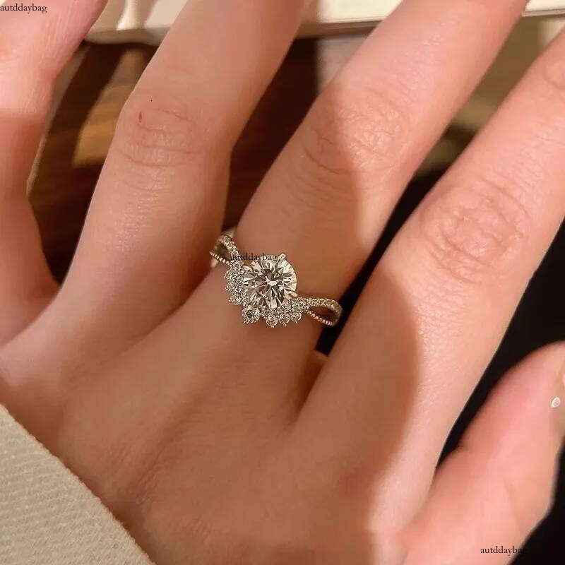 2025 Choucong Sweet Bridal Rings Jewelry Pure 100% Sterling Sier Round Cut Lab Moissanite Dia Party Women Wedding Crown Band Ring Lover Gift