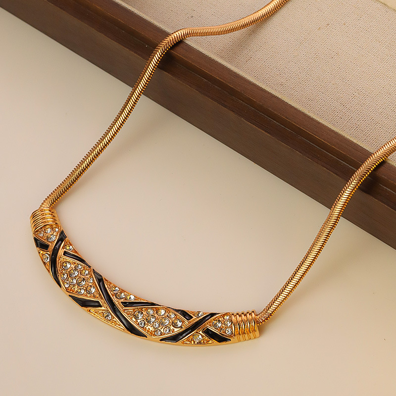 Vintage Inspired Alloy Drop Necklace Luxury Metalwork Choker with Crystal Accents