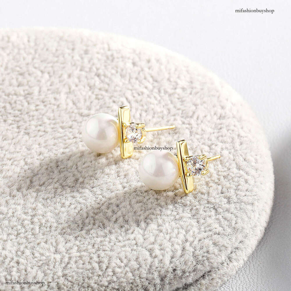 Trendy French Romantic Pearl Zircon Earrings with Sier Needle High-end Design for Women