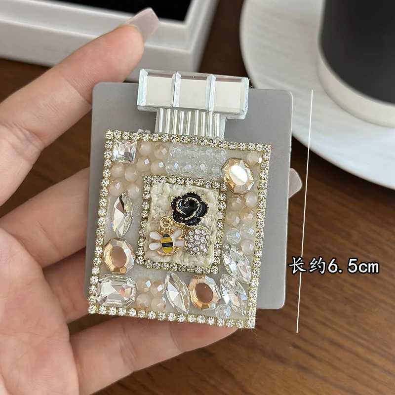 Vintage Perfume Bottle Camellia Brooch Pins for Women High-end Rhinestone Crystal Flower Badge Elegant Jewelry Accessories Y250809