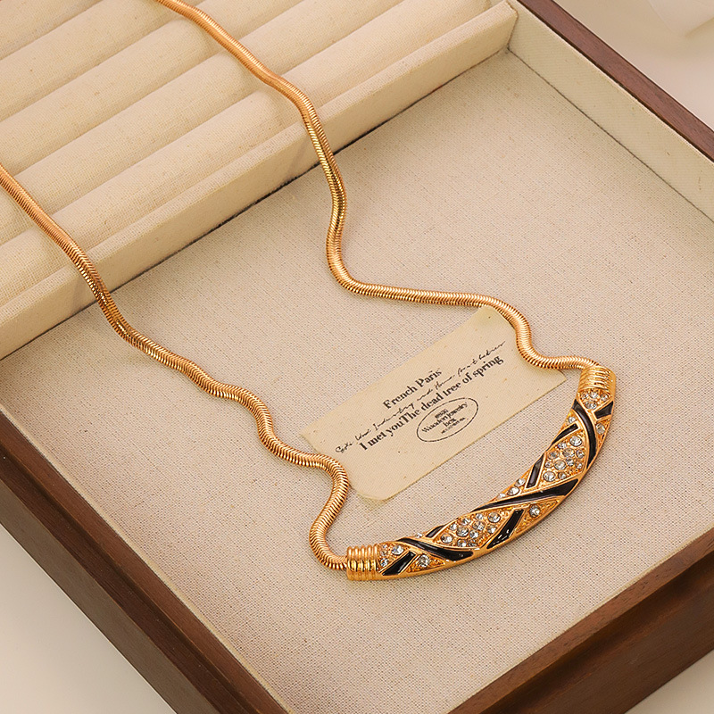 European American Heavy Metal Rhinestone Embellished Arched Necklace Vintage Mid Century Light Luxury Collarbone Chain for Women