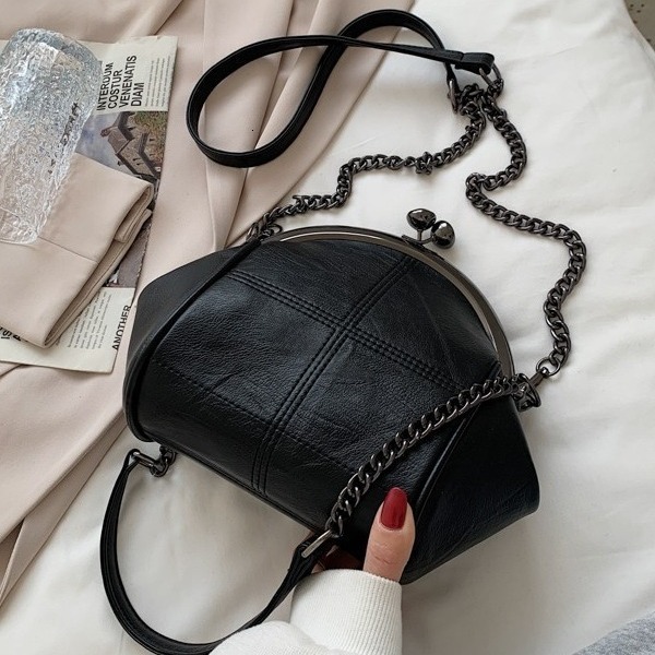 2025 Autumn new solid color shell large capacity handbag niche design fashionable women s shoulder bag new women s crossbody bag fashion Autumn new de