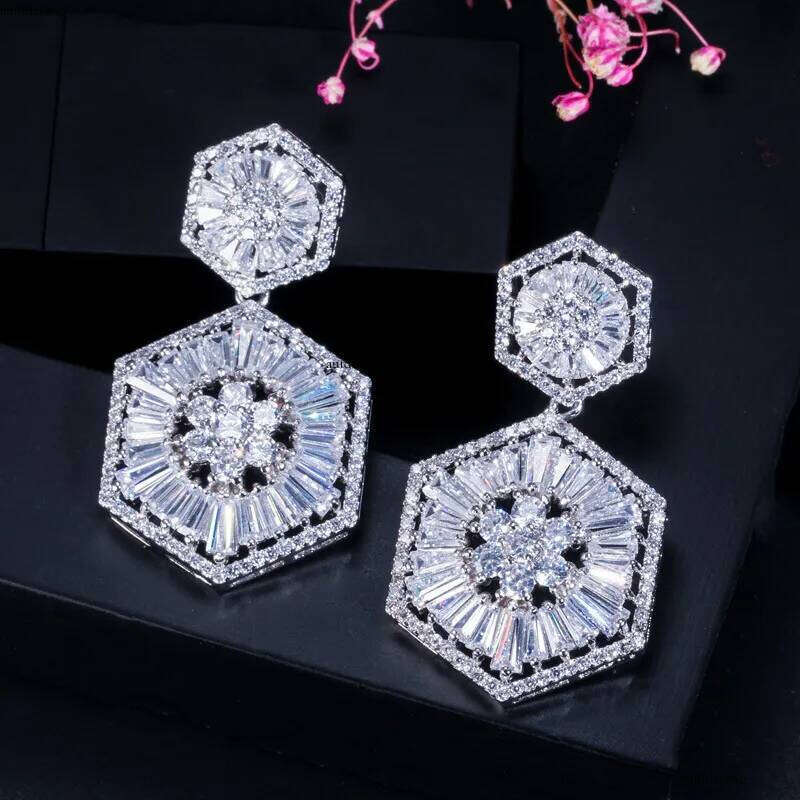 2025 Sparkling Gorgeous Dangle Earrings Jewelry Sterling Sier T Princess Cut White Lab Moissanite Dia Party Noble Banquet Women Drop Earring Gift