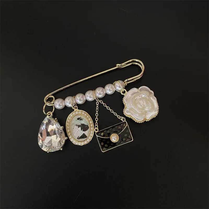 Tassel CC Womens Brooch for Women Camellia Pearl Brooches Luxury Designer Clothing Accessories Y250809