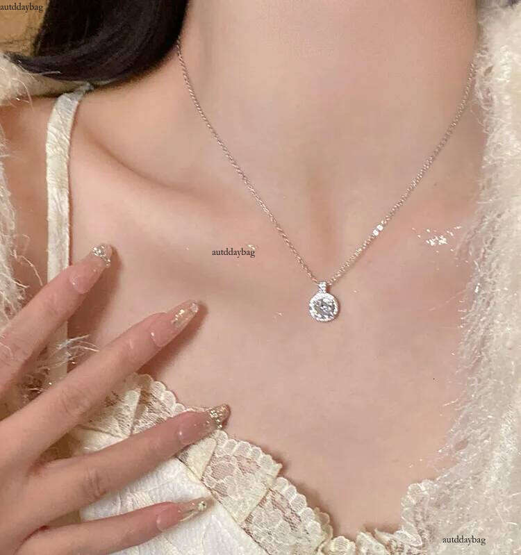 2025 Elegant Sparkling Ins Top Sell Circle Pendant Jewelry Sterling Sier Fill Round White 5A Cubic Zircon CZ Party Women Wedding Clavicle Necklace Gif
