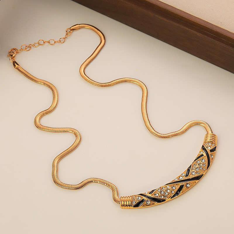 European American Heavy Metal Rhinestone Embellished Arched Necklace Vintage Mid Century Light Luxury Collarbone Chain for Women