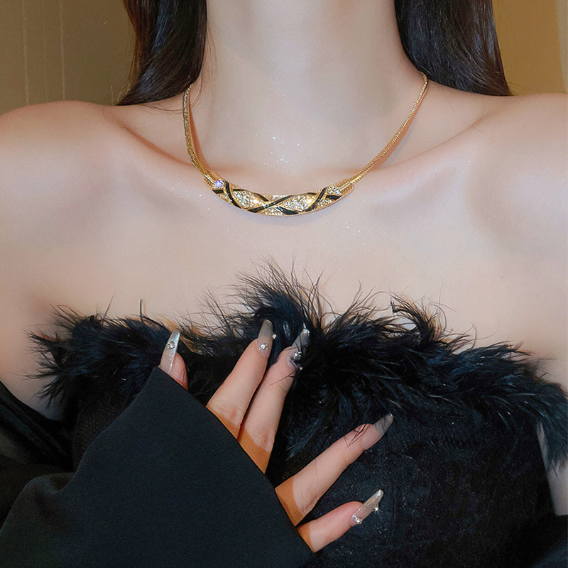 European American Heavy Metal Rhinestone Embellished Arched Necklace Vintage Mid Century Light Luxury Collarbone Chain for Women