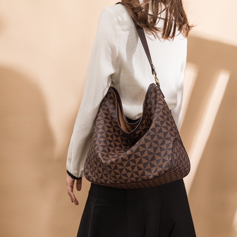 Free shipping, large capacity, high-end design sense, women's casual 2025, European and American fashion printed hand-held shoulder bag, bag mout