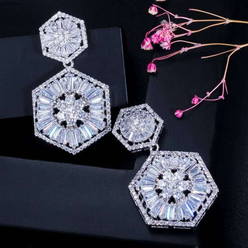 2025 Sparkling Gorgeous Dangle Earrings Jewelry Sterling Sier T Princess Cut White Lab Moissanite Dia Party Noble Banquet Women Drop Earring Gift