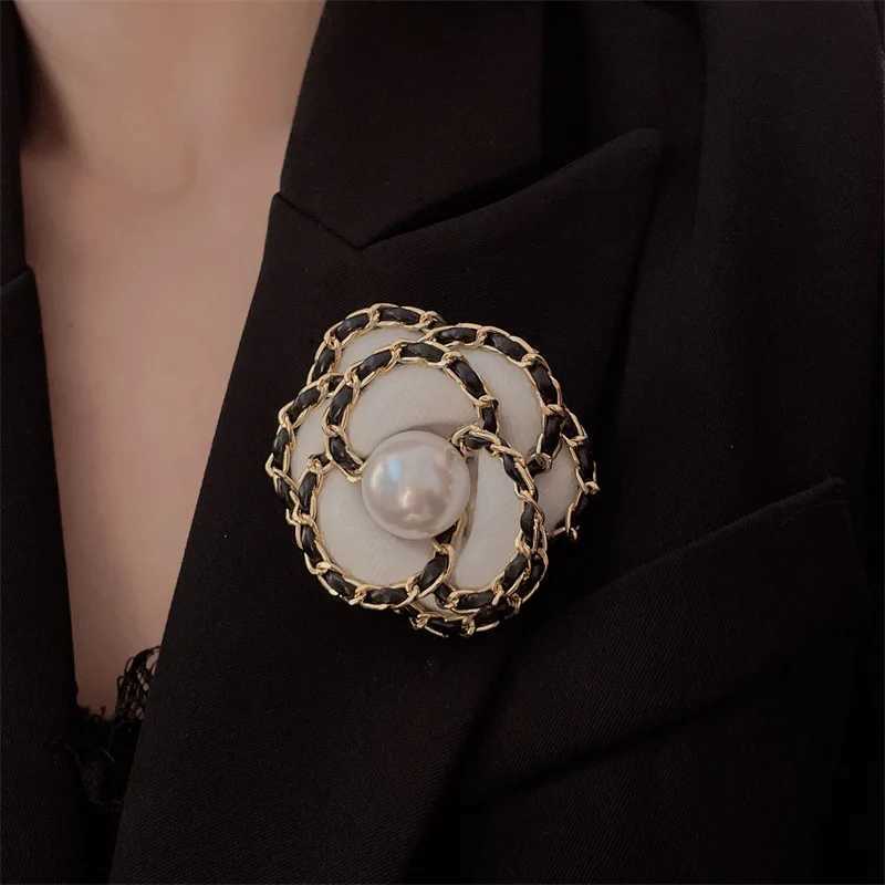 luxury designer jewelry Flower Camellia brooches pearl pin coat accessories brooches for womens clothing Y250809