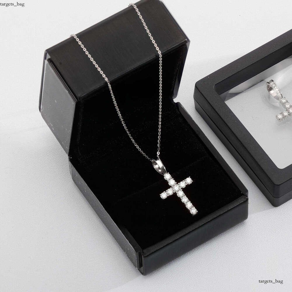Iced Out VVS Moissanite Cross Necklace Full Dia Hip-Hop Pendant Super Sparkling Fire Color Clavicle Layered Chain