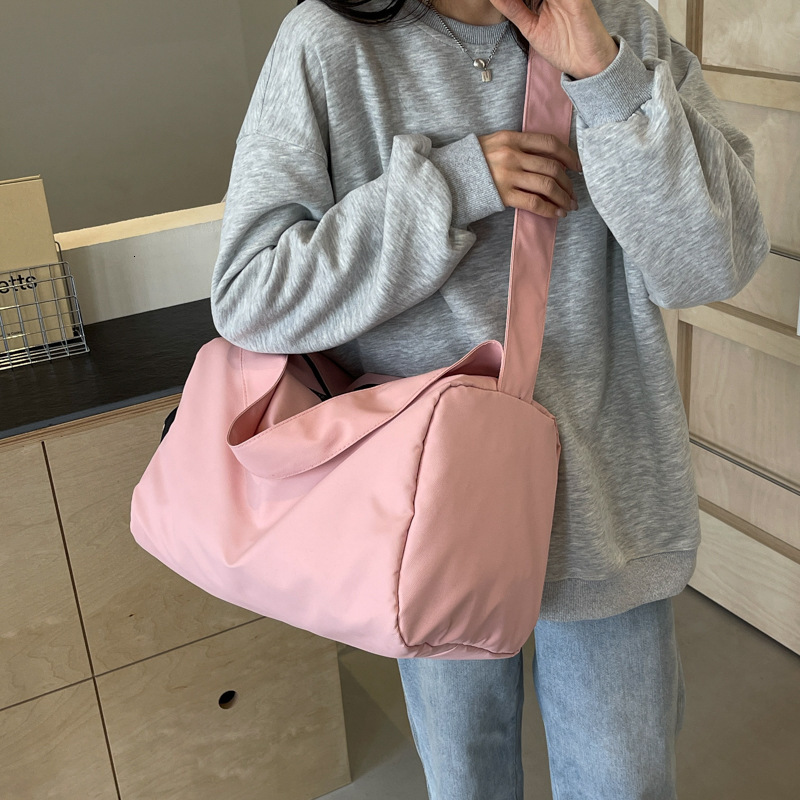 Autumn new lightweight large capacity travel bag fashion minimalist sports fitness bag fashion casual handbag women's shoulder bag niche autumn n