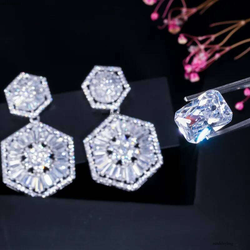 2025 Sparkling Gorgeous Dangle Earrings Jewelry Sterling Sier T Princess Cut White Lab Moissanite Dia Party Noble Banquet Women Drop Earring Gift