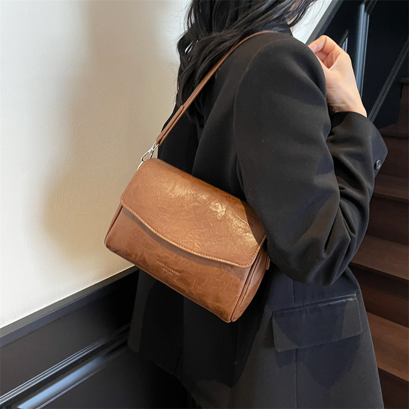 2025 autumn new elegant retro light luxury simple niche design versatile large capacity women's crossbody bag designer bag