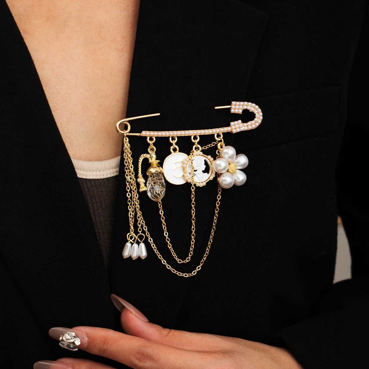 Vintage Pearl Flower Tassel Pendant Brooches For Women Elegant Crystal Chain Brooch Clothing Pins Office Party Jewelry Lady Gift Y250809