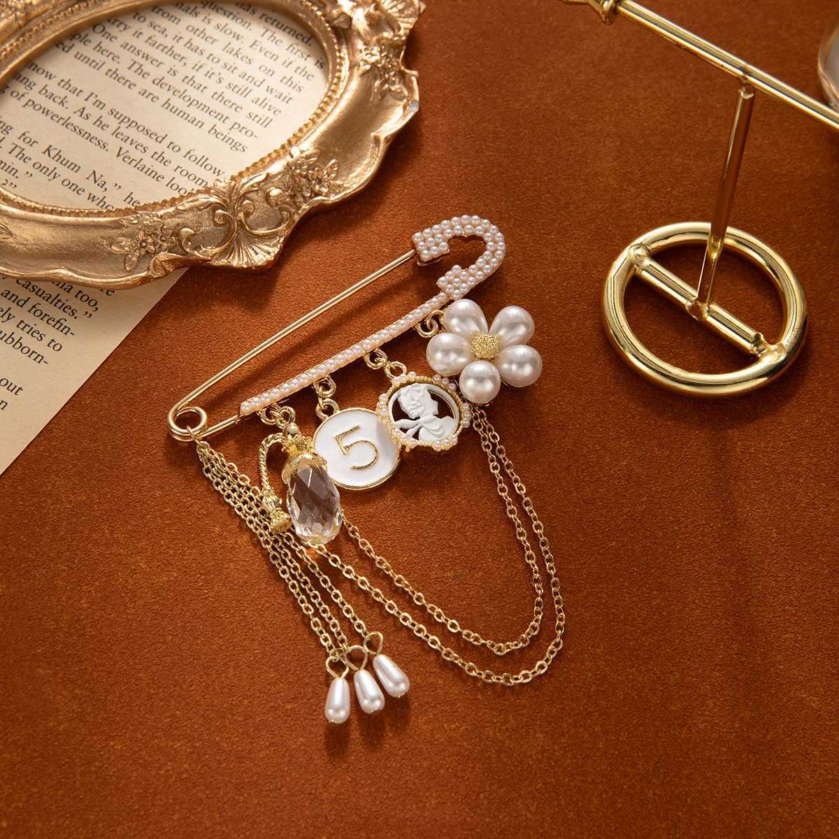 Vintage Pearl Flower Tassel Pendant Brooches For Women Elegant Crystal Chain Brooch Clothing Pins Office Party Jewelry Lady Gift Y250809