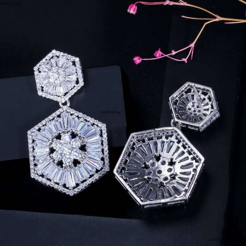 2025 Sparkling Gorgeous Dangle Earrings Jewelry Sterling Sier T Princess Cut White Lab Moissanite Dia Party Noble Banquet Women Drop Earring Gift