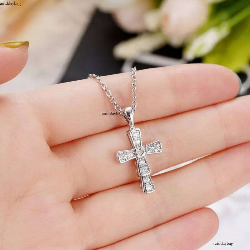 2025 Simple Fashion Cross Pendant Elegant Vintage Jewelry Sterling Sier Fill Pave White 5A Cubic Zircon CZ Dia Party Eternity Women Clavicle Necklace 