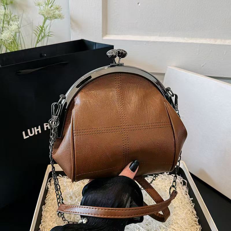 2025 Autumn new solid color shell large capacity handbag niche design fashionable women s shoulder bag new women s crossbody bag fashion Autumn new de