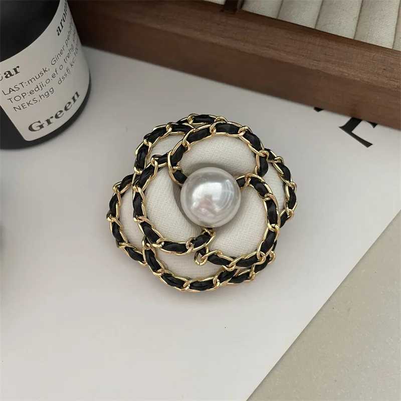 luxury designer jewelry Flower Camellia brooches pearl pin coat accessories brooches for womens clothing Y250809